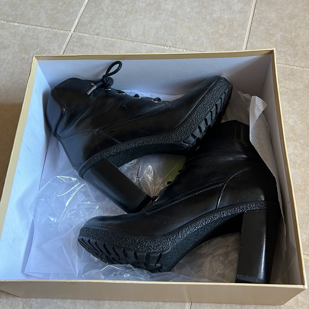 Michael Kors Kim Lace Up Bootie size 8 - Picture 2 of 7